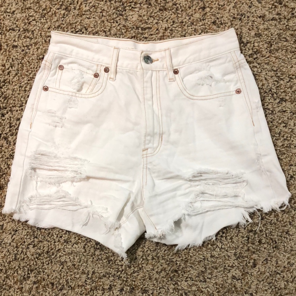 American Eagle White Distressed Women 90s Boyfriend Shorts